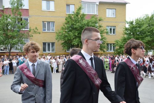 Последний звонок в «чужих» стенах, но с родным сердцем: как школа №4 города Нурлат прощалась с выпускниками