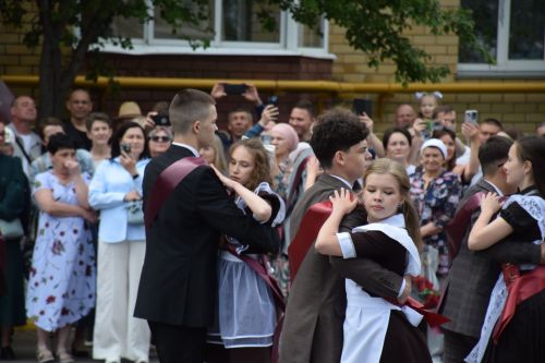 Последний звонок в «чужих» стенах, но с родным сердцем: как школа №4 города Нурлат прощалась с выпускниками