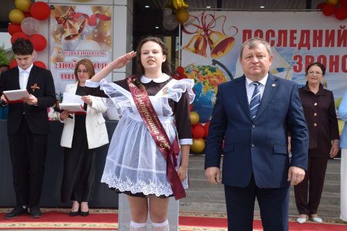 Последний звонок как начало пути: 220 выпускников Нурлатского района шагнули во взрослую жизнь