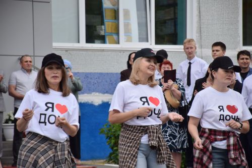 Последний звонок в «чужих» стенах, но с родным сердцем: как школа №4 города Нурлат прощалась с выпускниками