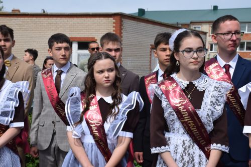 Последний звонок как начало пути: 220 выпускников Нурлатского района шагнули во взрослую жизнь