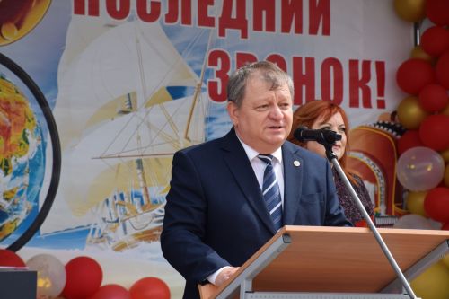 Последний звонок как начало пути: 220 выпускников Нурлатского района шагнули во взрослую жизнь