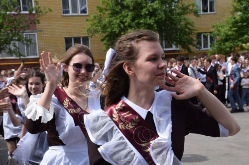 Последний звонок как начало пути: 220 выпускников Нурлатского района шагнули во взрослую жизнь