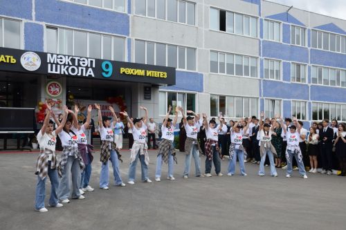 Последний звонок в «чужих» стенах, но с родным сердцем: как школа №4 города Нурлат прощалась с выпускниками