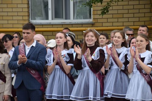Последний звонок в «чужих» стенах, но с родным сердцем: как школа №4 города Нурлат прощалась с выпускниками