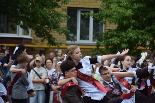 Последний звонок в «чужих» стенах, но с родным сердцем: как школа №4 города Нурлат прощалась с выпускниками