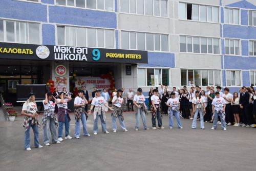 Последний звонок в «чужих» стенах, но с родным сердцем: как школа №4 города Нурлат прощалась с выпускниками