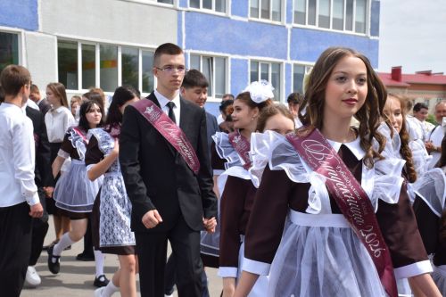 Последний звонок в «чужих» стенах, но с родным сердцем: как школа №4 города Нурлат прощалась с выпускниками