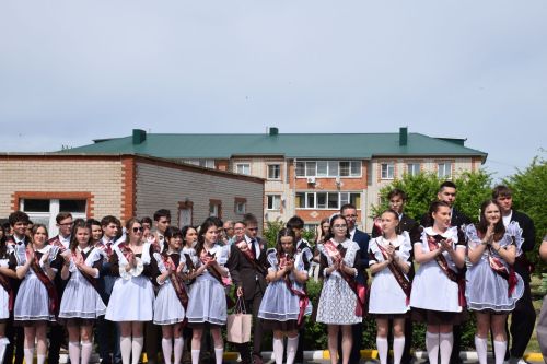 Последний звонок как начало пути: 220 выпускников Нурлатского района шагнули во взрослую жизнь