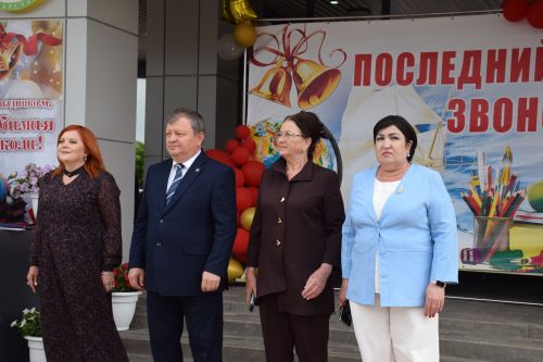 Последний звонок как начало пути: 220 выпускников Нурлатского района шагнули во взрослую жизнь