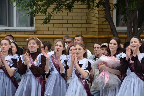 Последний звонок в «чужих» стенах, но с родным сердцем: как школа №4 города Нурлат прощалась с выпускниками