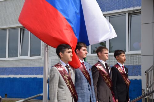 Последний звонок как начало пути: 220 выпускников Нурлатского района шагнули во взрослую жизнь