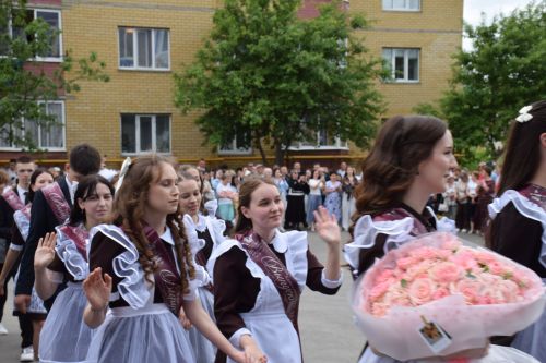 Последний звонок в «чужих» стенах, но с родным сердцем: как школа №4 города Нурлат прощалась с выпускниками