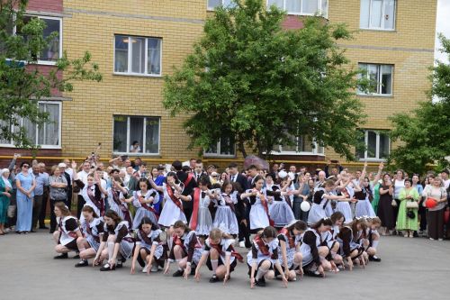 Последний звонок в «чужих» стенах, но с родным сердцем: как школа №4 города Нурлат прощалась с выпускниками