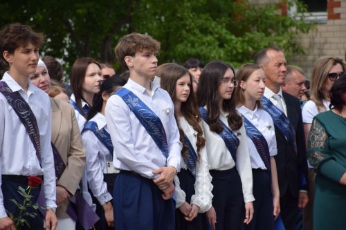 Последний звонок как начало пути: 220 выпускников Нурлатского района шагнули во взрослую жизнь