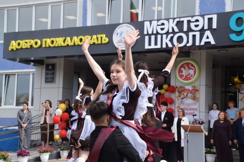 Последний звонок как начало пути: 220 выпускников Нурлатского района шагнули во взрослую жизнь