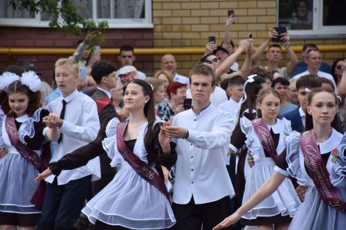 Последний звонок в «чужих» стенах, но с родным сердцем: как школа №4 города Нурлат прощалась с выпускниками