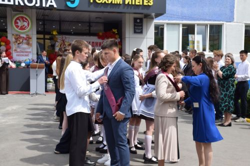 Последний звонок в «чужих» стенах, но с родным сердцем: как школа №4 города Нурлат прощалась с выпускниками