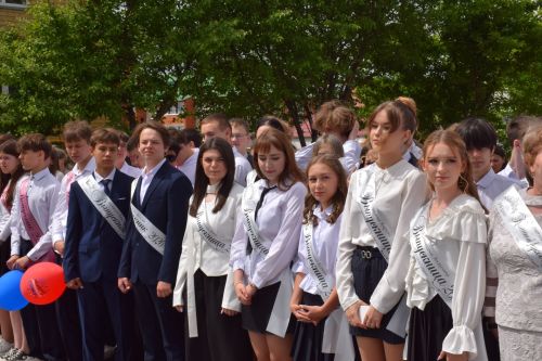 Последний звонок в «чужих» стенах, но с родным сердцем: как школа №4 города Нурлат прощалась с выпускниками
