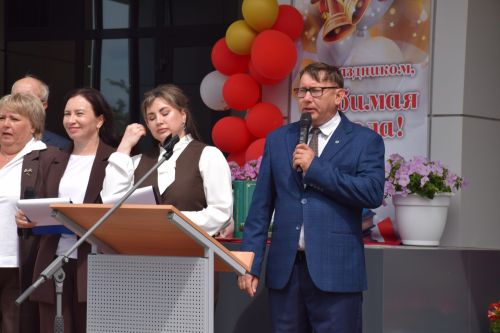 Последний звонок в «чужих» стенах, но с родным сердцем: как школа №4 города Нурлат прощалась с выпускниками