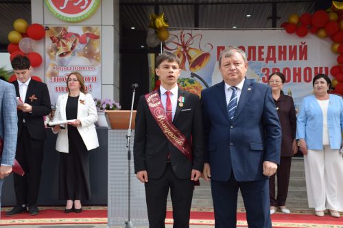 Последний звонок как начало пути: 220 выпускников Нурлатского района шагнули во взрослую жизнь