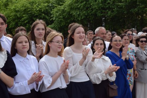 Последний звонок в «чужих» стенах, но с родным сердцем: как школа №4 города Нурлат прощалась с выпускниками