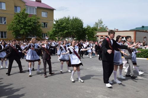 Последний звонок как начало пути: 220 выпускников Нурлатского района шагнули во взрослую жизнь