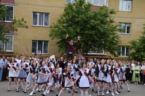 Последний звонок в «чужих» стенах, но с родным сердцем: как школа №4 города Нурлат прощалась с выпускниками