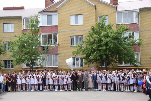 Последний звонок в «чужих» стенах, но с родным сердцем: как школа №4 города Нурлат прощалась с выпускниками