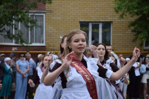 Последний звонок в «чужих» стенах, но с родным сердцем: как школа №4 города Нурлат прощалась с выпускниками