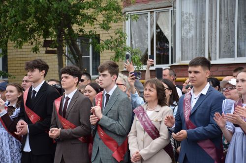 Последний звонок в «чужих» стенах, но с родным сердцем: как школа №4 города Нурлат прощалась с выпускниками