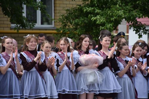 Последний звонок в «чужих» стенах, но с родным сердцем: как школа №4 города Нурлат прощалась с выпускниками