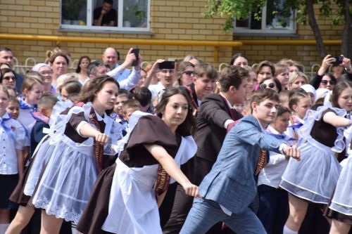 Последний звонок как начало пути: 220 выпускников Нурлатского района шагнули во взрослую жизнь