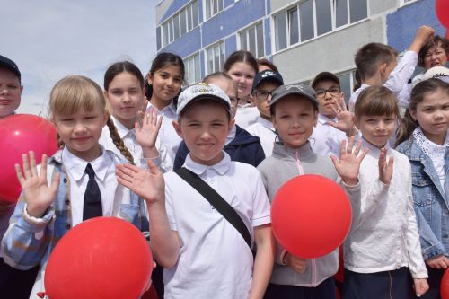 Последний звонок в «чужих» стенах, но с родным сердцем: как школа №4 города Нурлат прощалась с выпускниками