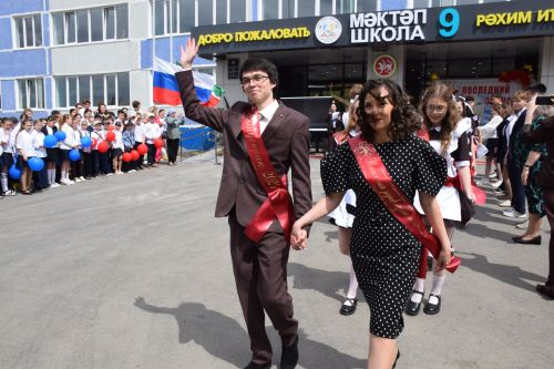 Последний звонок в «чужих» стенах, но с родным сердцем: как школа №4 города Нурлат прощалась с выпускниками