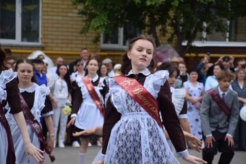 Последний звонок в «чужих» стенах, но с родным сердцем: как школа №4 города Нурлат прощалась с выпускниками
