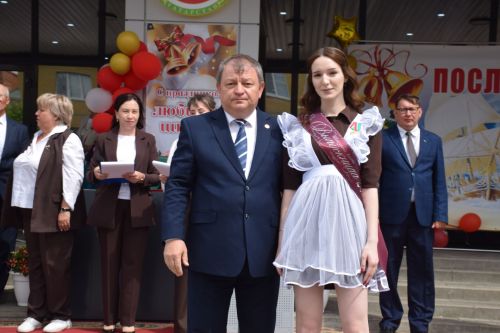 Последний звонок в «чужих» стенах, но с родным сердцем: как школа №4 города Нурлат прощалась с выпускниками