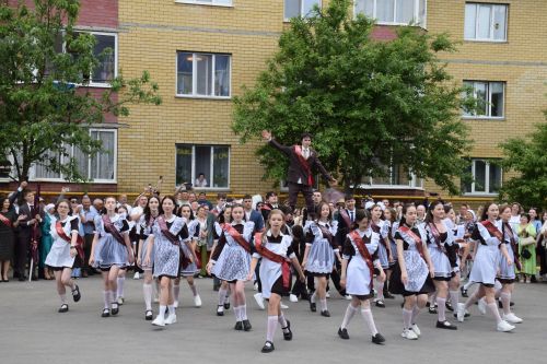 Последний звонок в «чужих» стенах, но с родным сердцем: как школа №4 города Нурлат прощалась с выпускниками