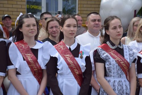 Последний звонок в «чужих» стенах, но с родным сердцем: как школа №4 города Нурлат прощалась с выпускниками