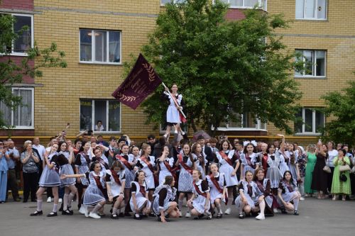 Последний звонок в «чужих» стенах, но с родным сердцем: как школа №4 города Нурлат прощалась с выпускниками