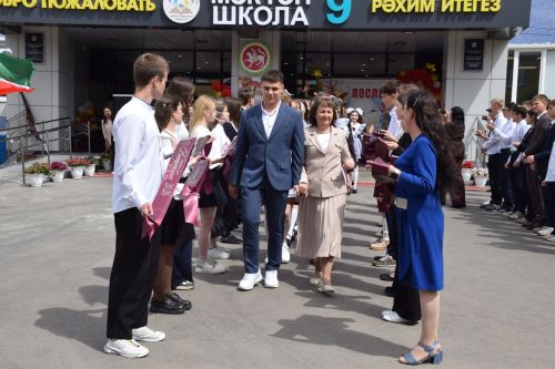 Последний звонок в «чужих» стенах, но с родным сердцем: как школа №4 города Нурлат прощалась с выпускниками