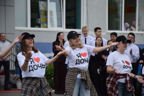 Последний звонок в «чужих» стенах, но с родным сердцем: как школа №4 города Нурлат прощалась с выпускниками