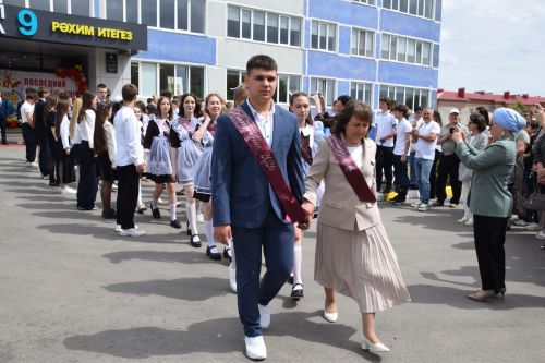 Последний звонок в «чужих» стенах, но с родным сердцем: как школа №4 города Нурлат прощалась с выпускниками