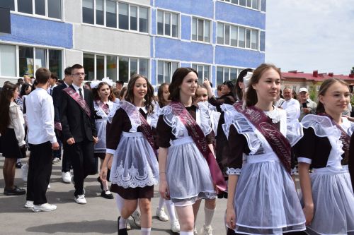 Последний звонок в «чужих» стенах, но с родным сердцем: как школа №4 города Нурлат прощалась с выпускниками