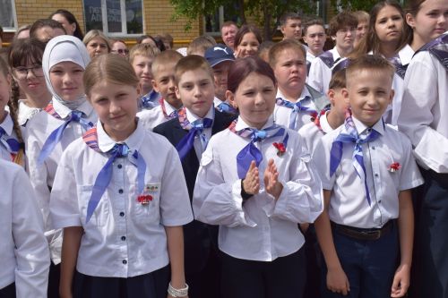 Последний звонок как начало пути: 220 выпускников Нурлатского района шагнули во взрослую жизнь