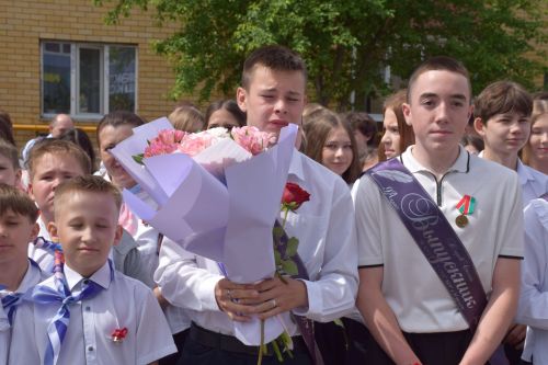 Последний звонок как начало пути: 220 выпускников Нурлатского района шагнули во взрослую жизнь
