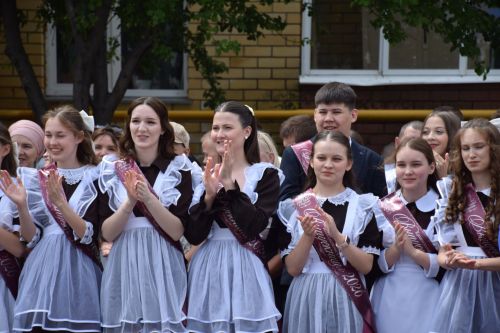 Последний звонок в «чужих» стенах, но с родным сердцем: как школа №4 города Нурлат прощалась с выпускниками