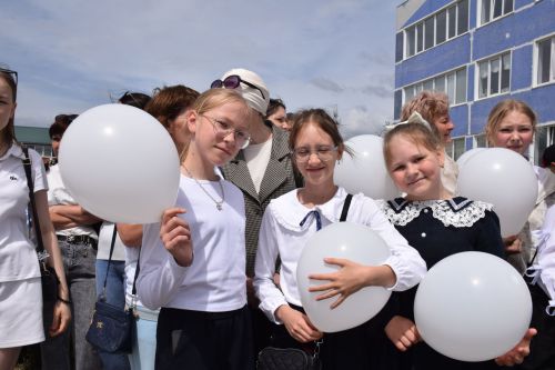 Последний звонок в «чужих» стенах, но с родным сердцем: как школа №4 города Нурлат прощалась с выпускниками