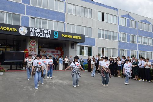 Последний звонок в «чужих» стенах, но с родным сердцем: как школа №4 города Нурлат прощалась с выпускниками