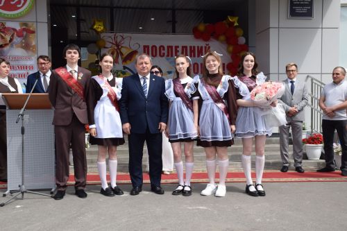 Последний звонок в «чужих» стенах, но с родным сердцем: как школа №4 города Нурлат прощалась с выпускниками